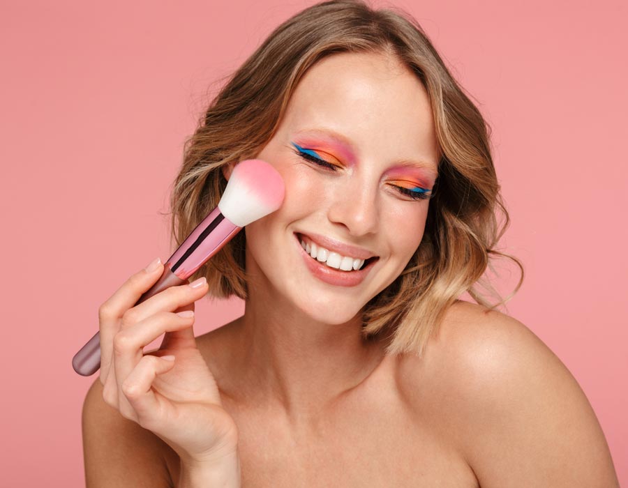 Al momento stai visualizzando Tendenze Make-Up estate 2023: shimmer e glass face