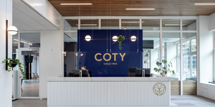 Al momento stai visualizzando Coty alza le stime per il 2024, a trainare le sue attività di prestigio