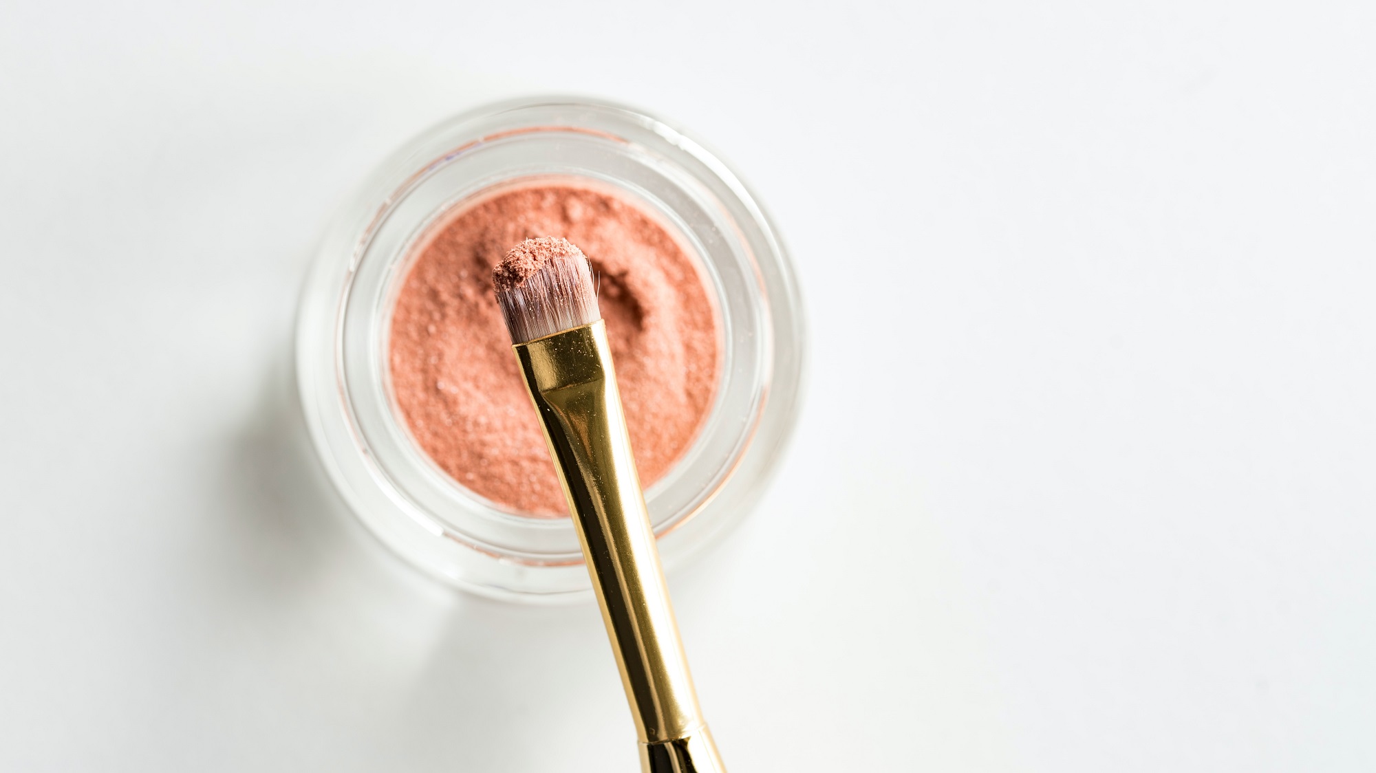 Al momento stai visualizzando La Commissione Europea vieta le microplastiche aggiunte in cosmetica