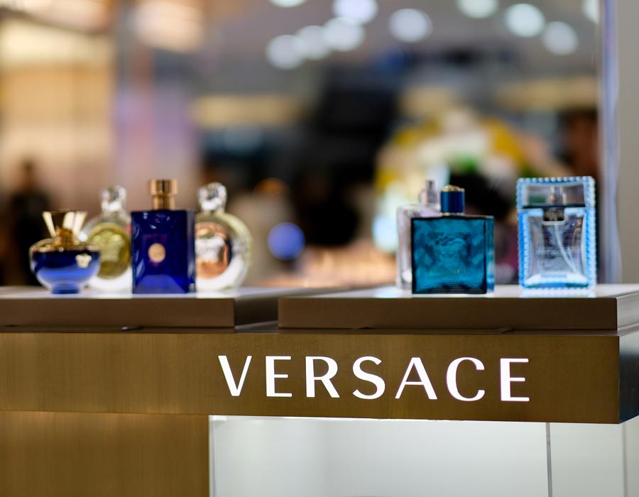 Al momento stai visualizzando I migliori profumi Versace: eleganza e design iconico