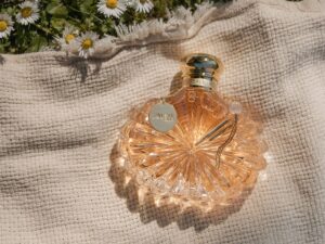 Scopri di più sull'articolo Lalique Group stringe partnership nei profumi con Mikimoto