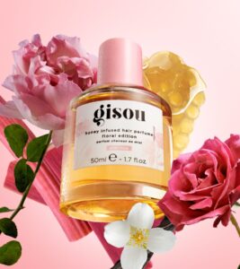 Scopri di più sull'articolo Gisou lancia Honey Infused Hair Perfume alla Rosa Selvatica