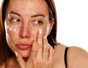 Scopri di più sull'articolo Scopri come eliminare le macchie dal viso con i giusti trattamenti –